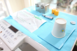 使い捨てのコップ