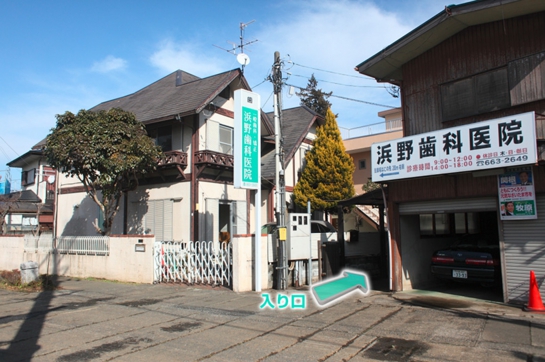 「かえで通り」からこちらへお入りください。